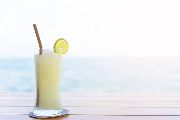 Glass Lemon Juice Brown Wood Table Seascape Sky Background Morning — Stock Photo, Image