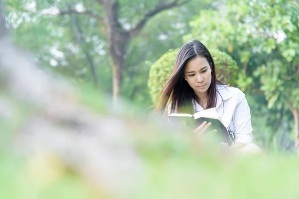 Beautiful Asian Woman Reading Book Garden Happiness Relaxing Evening Sunset — Stock Photo, Image