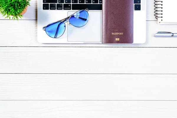 Der Schreibtisch Der Arbeiter Und Angestellten Hat Reiseträume Und Bereitet — Stockfoto