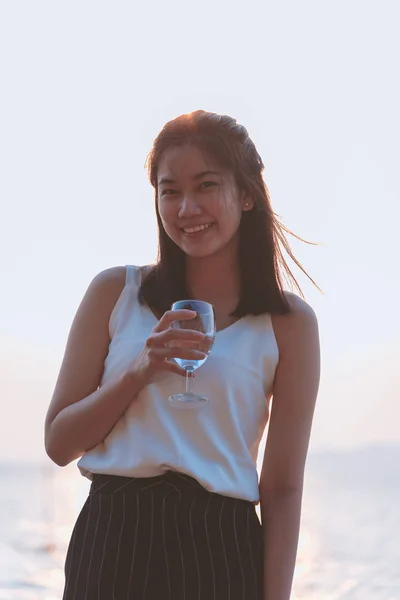 Mooie Aziatische Vrouw Heeft Een Glas Wijn Drinken Zee Strand — Stockfoto