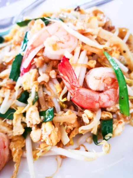 Karides veya Tay adı ile Fried Rice Sticks Pad Thai Goong SOD Tay gıda tarzı.