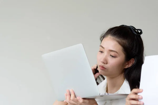 Asia Donna Affari Rinfrescante Lei Con Guardando Specchio Portatile Seduto — Foto Stock