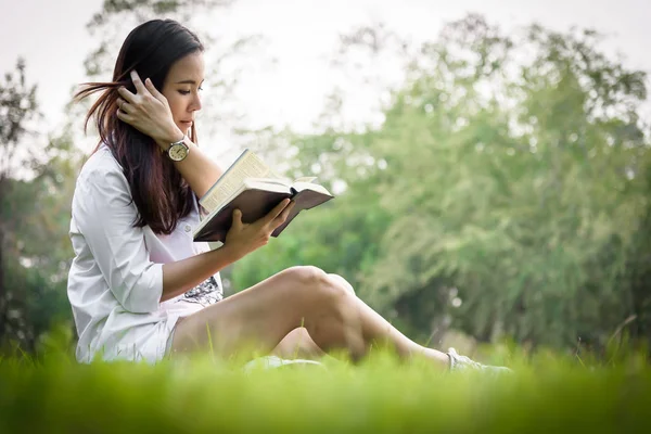 Hermosa Mujer Asiática Leyendo Libro Jardín Con Felicidad Relajarse Noche — Foto de Stock