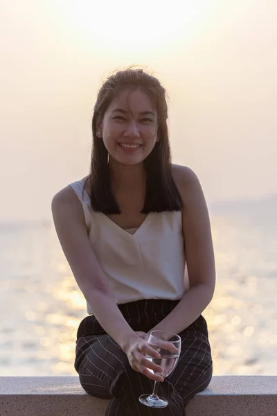 Mooie Aziatische Vrouw Heeft Een Glas Wijn Drinken Zee Strand — Stockfoto