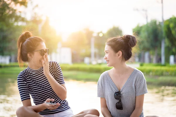 Une Fille Couple Parle Sourit Bonheur Ensemble Coucher Soleil Jardin — Photo