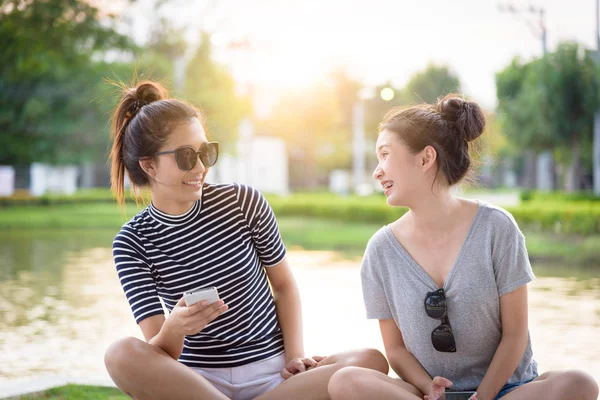 Une Fille Couple Parle Sourit Bonheur Ensemble Coucher Soleil Jardin — Photo