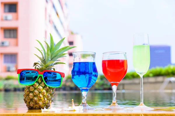 Coquetéis Tropicais Coloridos Piscina Com Conceito Férias Verão — Fotografia de Stock