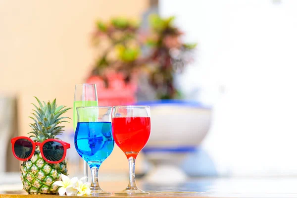 Coquetéis Tropicais Coloridos Piscina Com Conceito Férias Verão — Fotografia de Stock