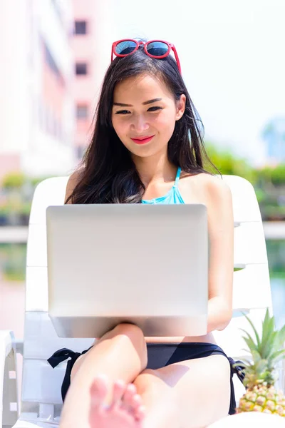 Sexy Asian Woman Has Working Laptop Evening Sunset Time Relaxing — Stock Photo, Image