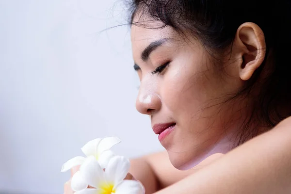 Portret Pięknych Azjatyckich Ludzi Bliskim Widokiem Zamkniętymi Oczami Zapachem Kwiatu — Zdjęcie stockowe