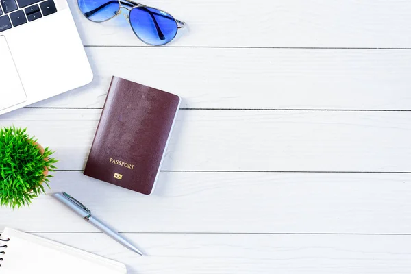 Der Schreibtisch Der Arbeiter Und Angestellten Hat Reiseträume Und Bereitet — Stockfoto