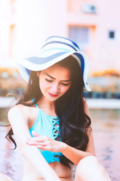 Sexy Asian Woman Has Waring Sunscreen Lotion Evening Sunset Time — Stock Photo, Image