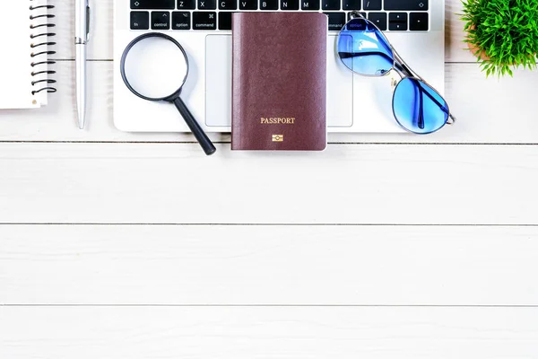 Der Schreibtisch Der Arbeiter Und Angestellten Hat Reiseträume Und Bereitet — Stockfoto