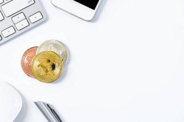 Altın, gümüş ve bronz bit sikke. Üst görünümü düz ve beyaz arka planda izole..