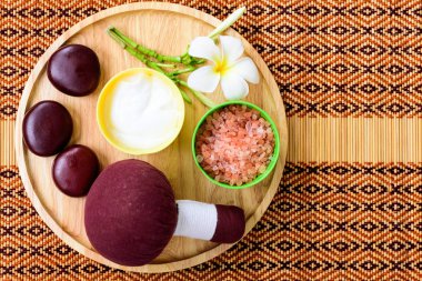 Tahta arka planda izole edilmiş spa seti. Güzellik ve moda konsepti.