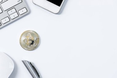 Üst görünüm düz yatıyordu ve beyaz arka planda izole gümüş bit sikke.