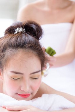 Güzel Asyalı insanların portresi. Kapalı görüşlü, gözlerini kapatan ve kaplıca salonunda el masajı yaptıran. Güzellik, sağlık, kaplıca ve rahatlama konsepti.