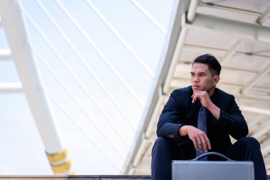 Asyalı işadamı geleceği düşünüyor ve bekliyor..