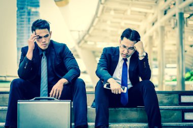 Asyalı iki iş adamı üzgün ve hayal kırıklığına uğramış hisseder..