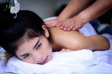 Güzel Asyalı insanların portresi. Kapalı görüşlü, gözlerini kapatan ve kaplıca salonunda el masajı yaptıran. Güzellik, sağlık, kaplıca ve rahatlama konsepti.