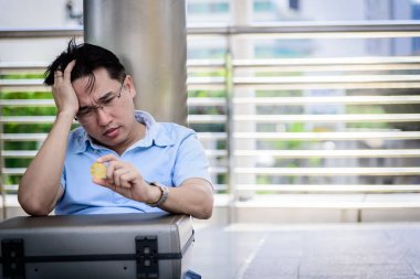 Adisn işadamı depresyonda ve bozuk parayla oturuyor..