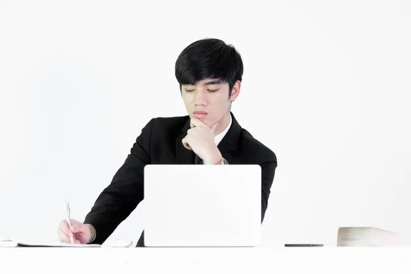 亚洲经理商人坐在办公桌和工作 孤立的白色背景 — 图库照片