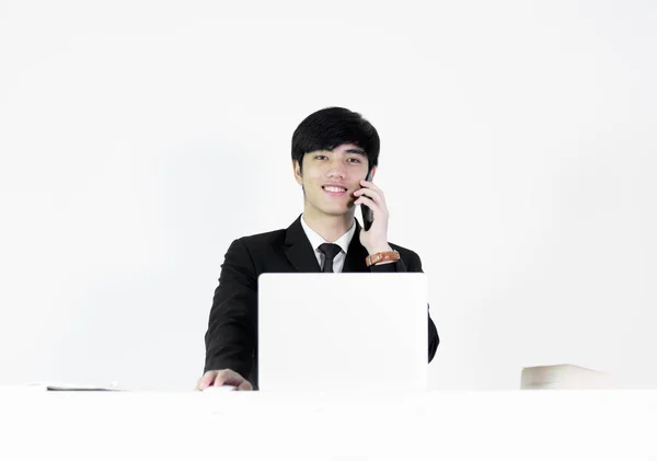 Aziatische Manager Ondernemer Zit Aan Bureau Praten Met Telefoon Geïsoleerd — Stockfoto