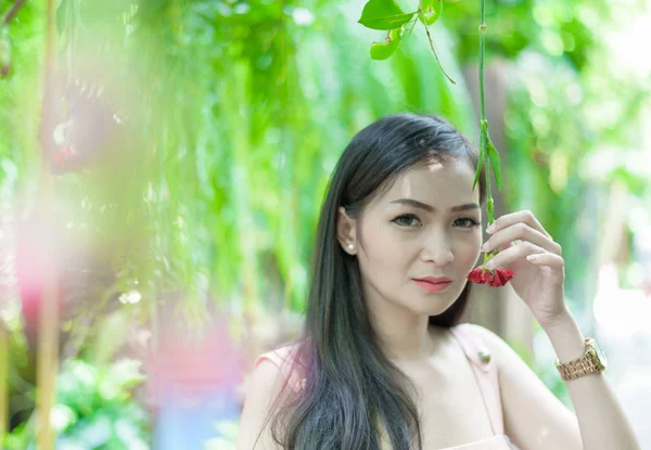 Asyalı Güzel Kız Tayland Nakhon Pathom Bölgesindeki Küçük Ağaç Bahçesi — Stok fotoğraf