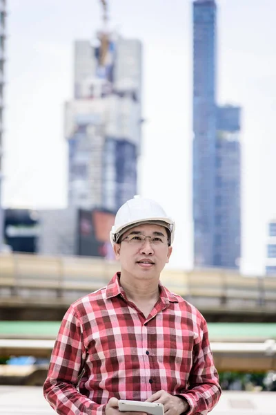 Negocios Asiáticos Ingeniero Hombre Con Camisa Escocés Rojo Tiene Planificación — Foto de Stock