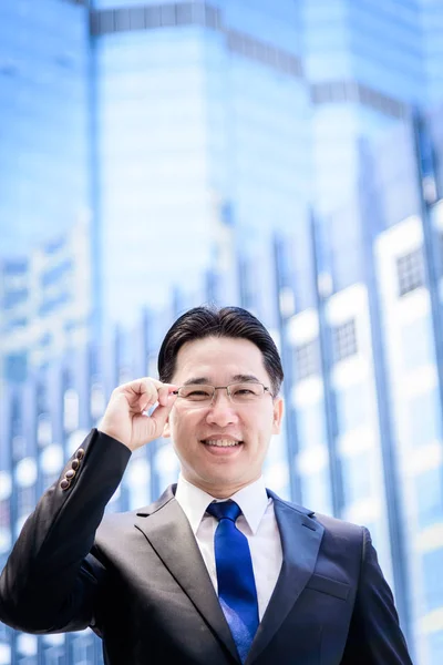 Asijský Podnikatel Přemýšlí Vizi Budovou Městským Zázemím — Stock fotografie