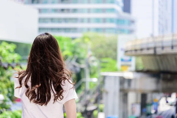 アジアの美しい女性の観光客は 旅行するヘッドフォンと幸福と音楽を聞いている — ストック写真