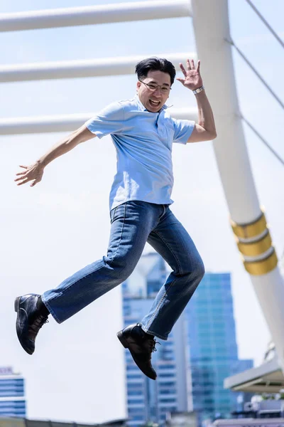 Asiático Hombre Negocios Saltando Con Edificio Paisaje Urbano Fondo — Foto de Stock