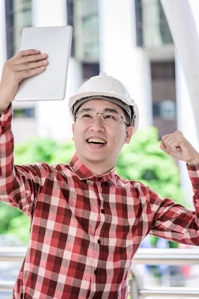 Negocios Asiáticos Ingeniero Hombre Con Camisa Escocés Rojo Tiene Planificación — Foto de Stock