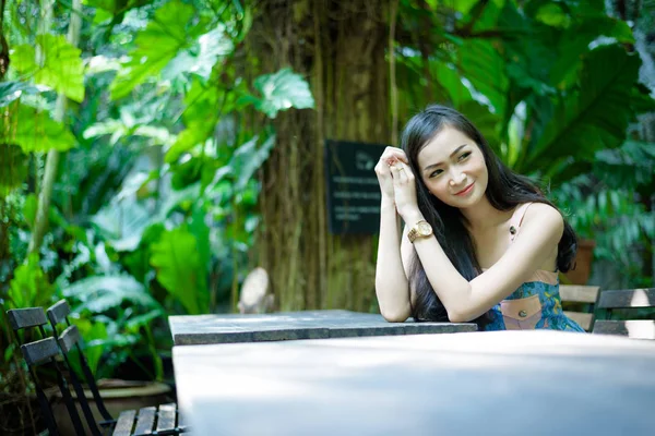 Asiatica Bella Ragazza Rilassa Con Felice Sorridente Little Tree Garden — Foto Stock