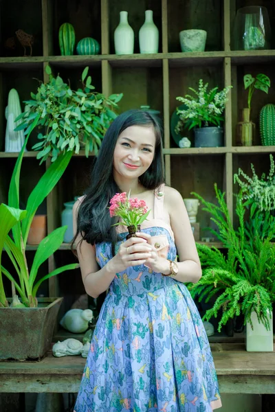 Asiatica Bella Ragazza Rilassa Con Felice Sorridente Little Tree Garden — Foto Stock