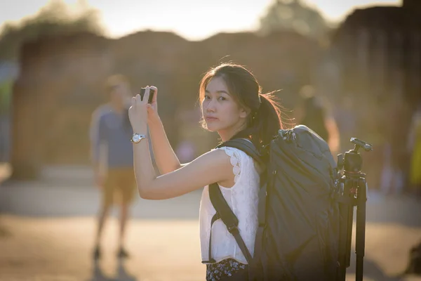 アジアの美しい少女が旅行とアユタヤ タイのワット河岸神殿で写真を撮る — ストック写真