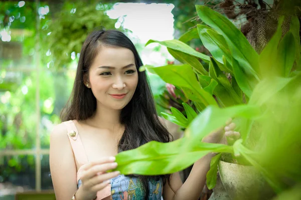 Asiatica Bella Ragazza Rilassa Con Felice Sorridente Little Tree Garden — Foto Stock