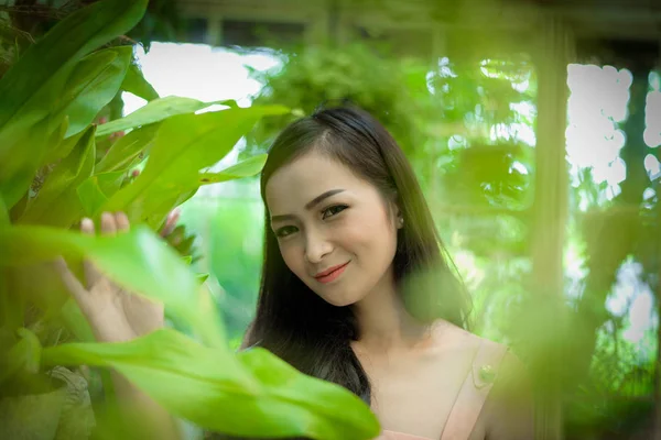 Asyalı Güzel Kız Tayland Nakhon Pathom Bölgesindeki Küçük Ağaç Bahçesi — Stok fotoğraf