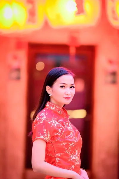 アジアの中国人とタイ人の女の子の幸せな中国の新年の概念の肖像 — ストック写真