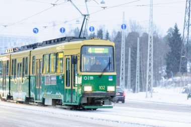 Redaksiyon: Helsinki şehir, Finlandiya, 21 Aralık 2018. Kar ile yolda kış sezonunda Helsinki, Finlandiya Tren.