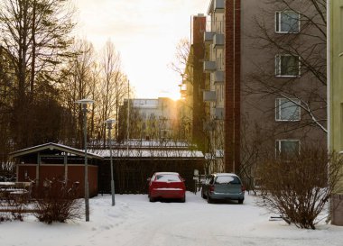 Finlandiya, Helsinki 'de kış mevsiminde kar ve gün doğumuyla birlikte araba yolda..