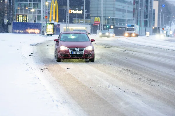 Редакція Міста Гельсінкі Фінляндія Грудня 2018 Автомобіль Дорозі Снігу Зимовий — стокове фото