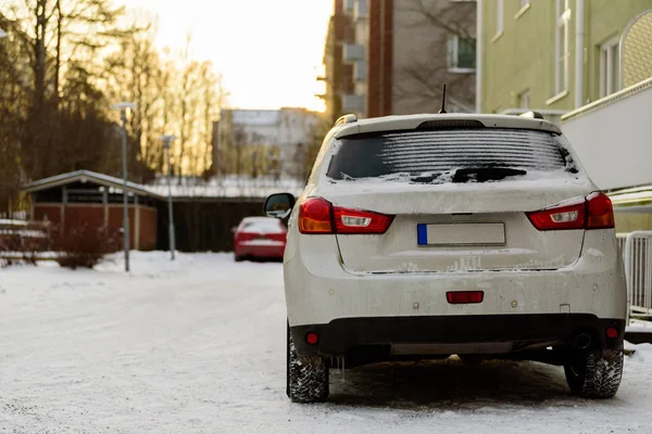 Carro Estrada Aldeia Com Neve Nascer Sol Temporada Inverno Helsinque — Fotografia de Stock