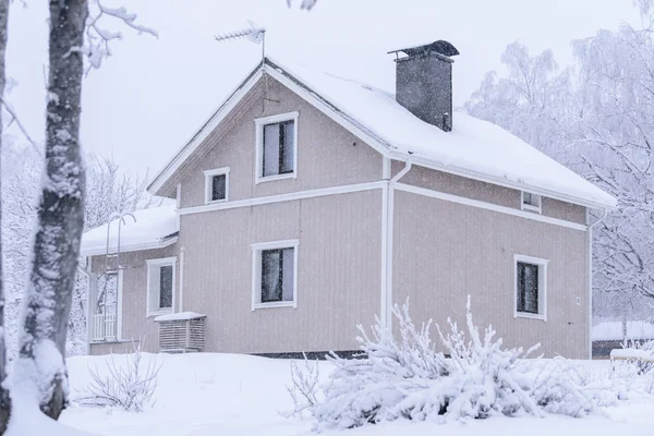 Huset Skogen Har Täckt Med Tung Snö Och Dålig Himmel Stockbild