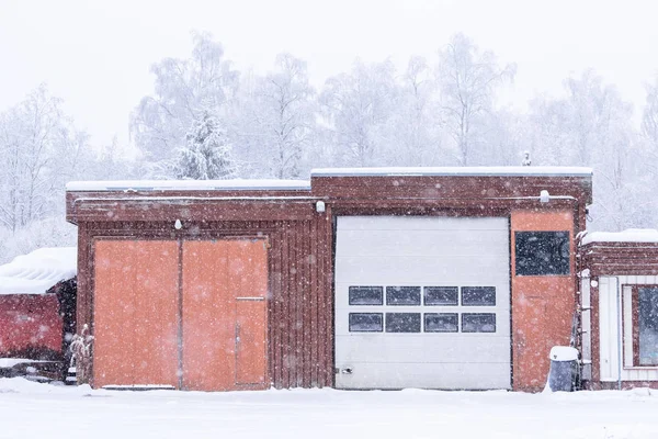 Dom Lesie Pokryty Jest Śniegiem Złym Niebem Sezonie Zimowym Laponii — Zdjęcie stockowe