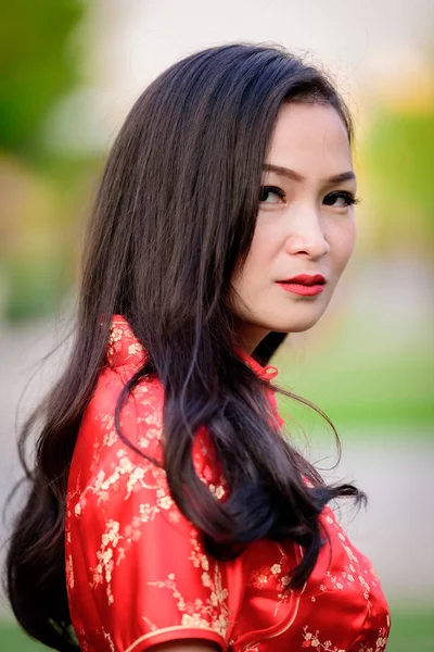 Porträtt Asiatisk Kinesisk Och Thailändsk Flicka Med Happy Chinese New Royaltyfria Stockfoton