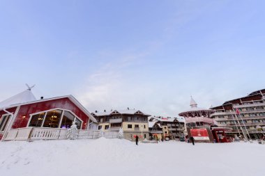 Yazı: Rukatunturi, Finlandiya, 28 Aralık 2018. Rukatunturi, Finlandiya Rukatunturi 'de kış mevsiminde Ruka' da kayakla atlama tepesi.