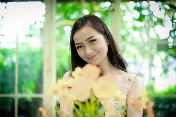 Asiatica Bella Ragazza Rilassa Con Felice Sorridente Little Tree Garden — Foto Stock