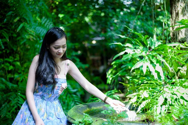 Asyalı Güzel Kız Tayland Nakhon Pathom Bölgesindeki Küçük Ağaç Bahçesi — Stok fotoğraf