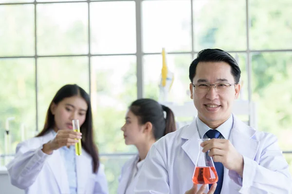 Азіатський Старший Лаборант Який Працює Лабораторії Азійським Молодим Науковцем — стокове фото